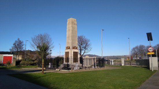 Port Glasgow Cenotaph and Wall